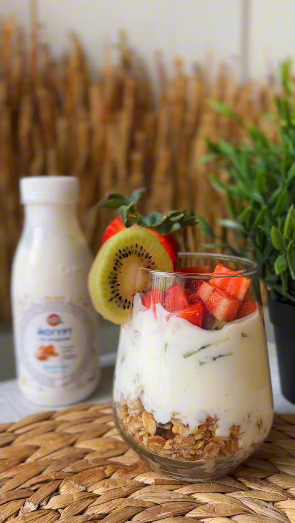 Полезный завтрак с гранолой